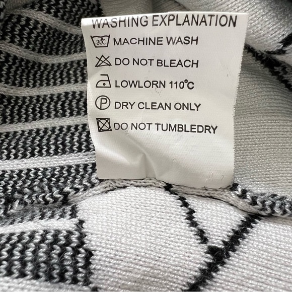 P. Luca Milano Women’s Sweater Size Medium Long Sleeved Black & White Geometric - Picture 10 of 12